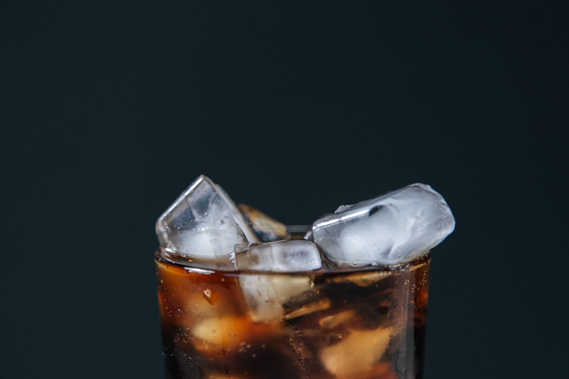 Glass of cola with bullet-style ice cubes like those the EUHOMY Ice Leopard X1 produces