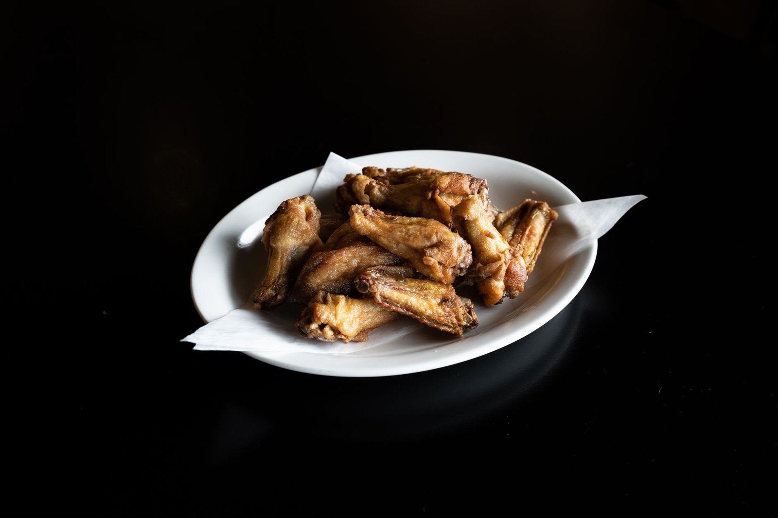 Crispy chicken wings cooked in an air fryer