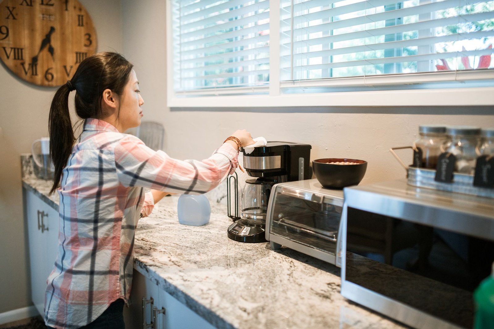 Cleaning a countertop ice maker reservoir